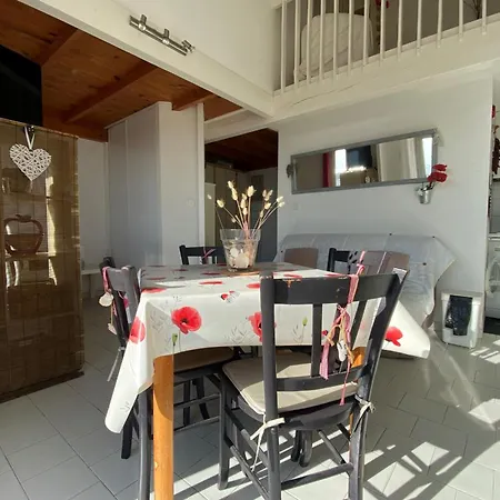 A Balcony Overlooking The Sea Holiday home